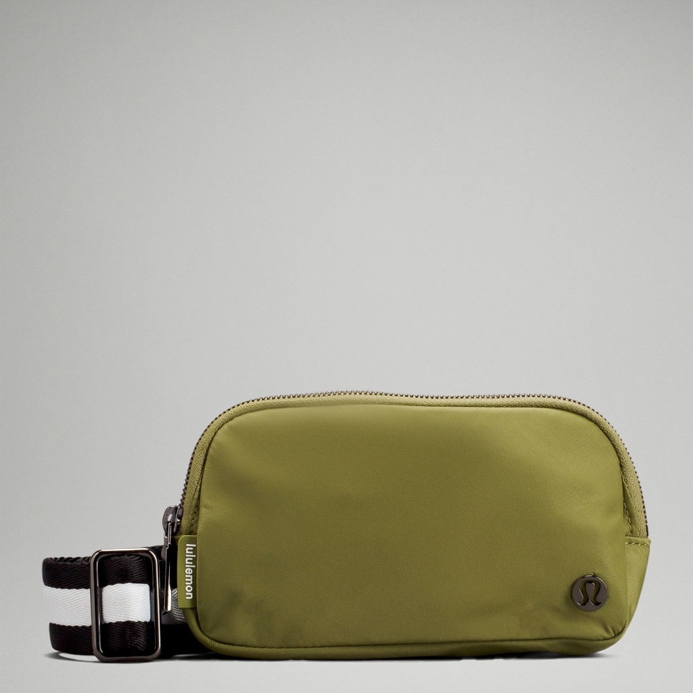 EUC Lululemon Everywhere Crossbody Bag